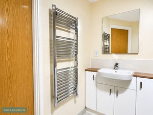 Shower room- click for photo gallery